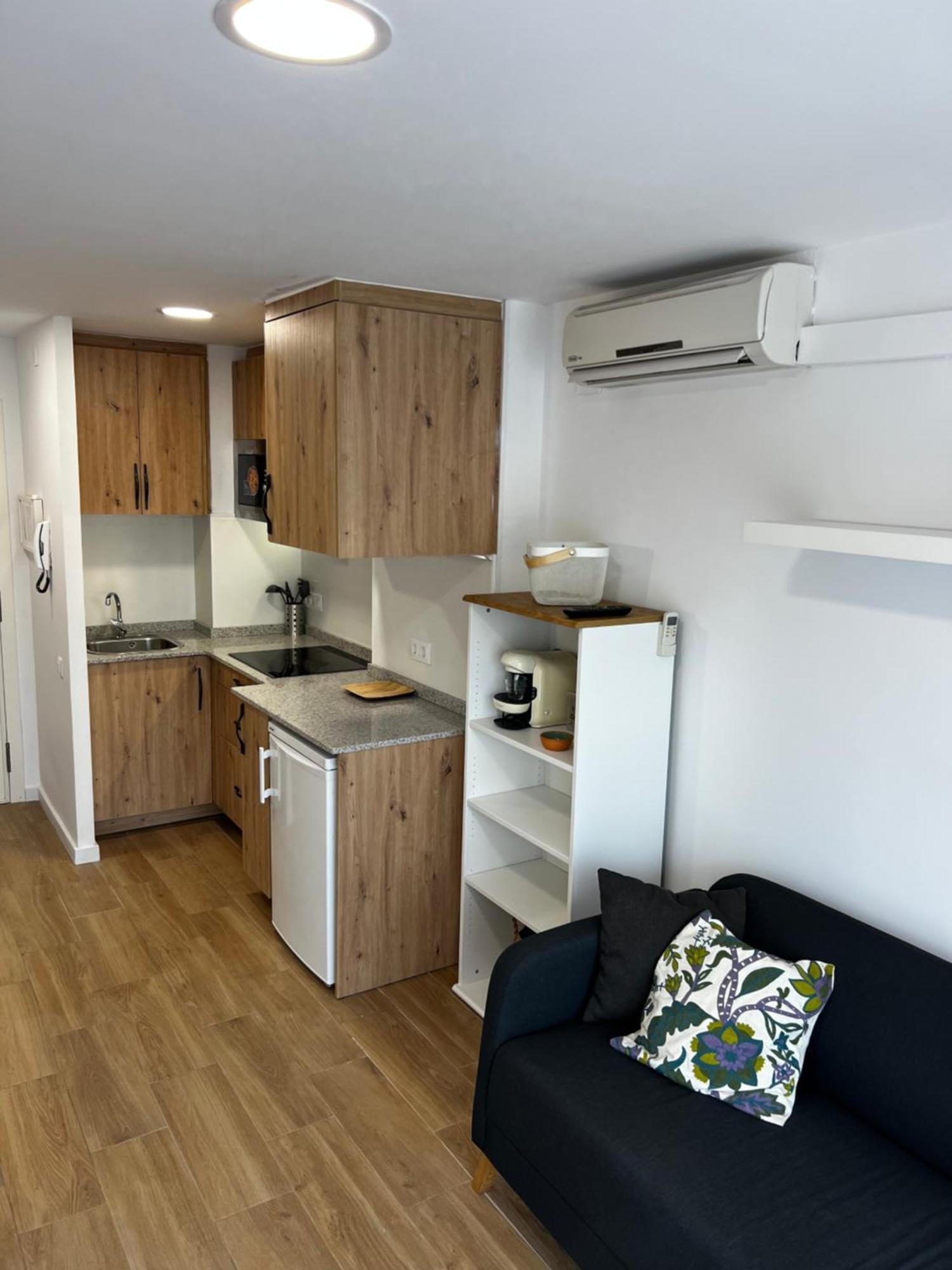 Second Home Салоу Екстериор снимка