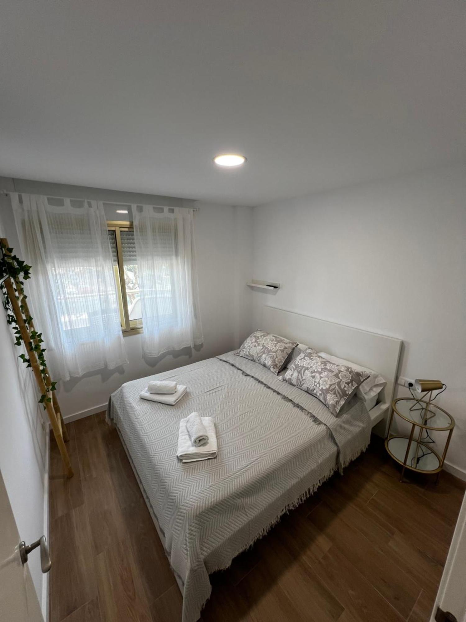 Second Home Салоу Екстериор снимка